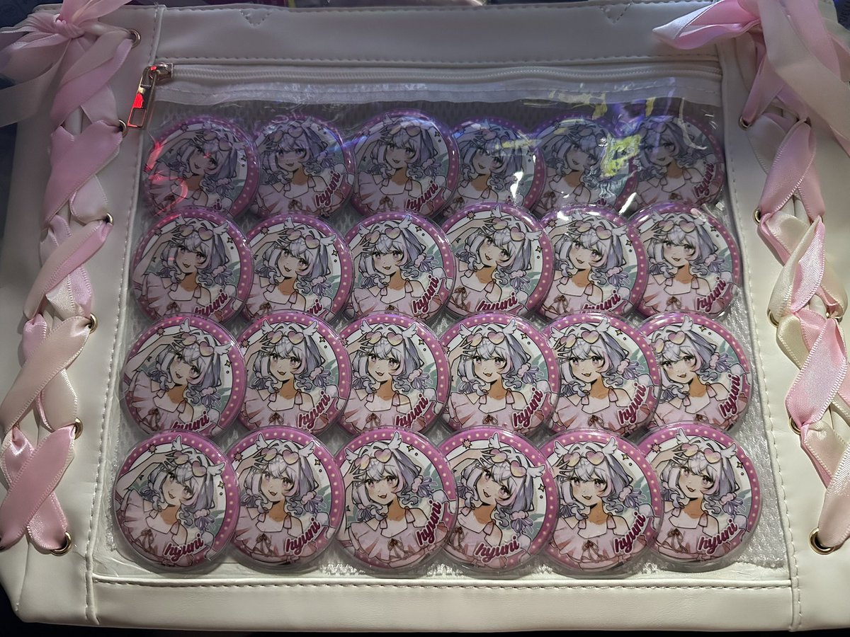 pawzzz3's tweet photo. A rlly late Virtual Vacations post but I finally finished my Hyuni itabag. However I wanted to post it with a recording of kongou as a thank you to my oshi who got me into wotagei! It took me a while to learn but I learned it thanks to my friends at @GSWaza! 🔥🔥

#hyunimerch https://t.co/CVXEzthzAG