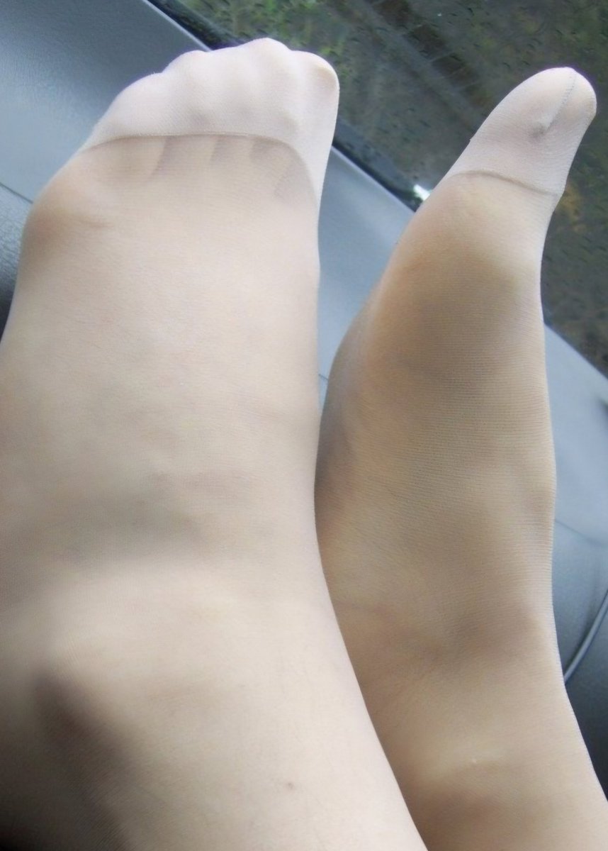 스타킹 신은 와이프의 일상 tweet media