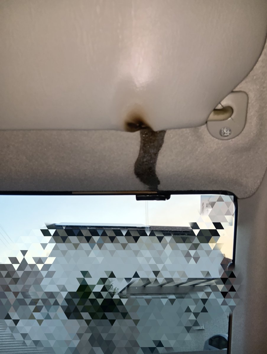 ch11poyo's tweet image. 車のなかで、何かが燃えたか
溶けたような形跡あるけど
わかるひといる?💦
ナビもETCも正常なんだけど
何の配線がショートしたんだろう💦
