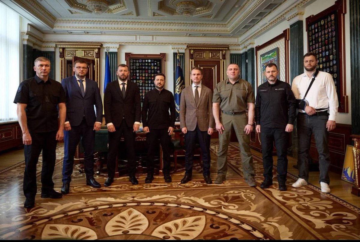 Vhvskyy's tweet image. В ході розмови голові НАЗК зламали руку.
Бо нєхуй вийобуватись білими сорочками, ми одна родина, - зазначили в пресслужбі.