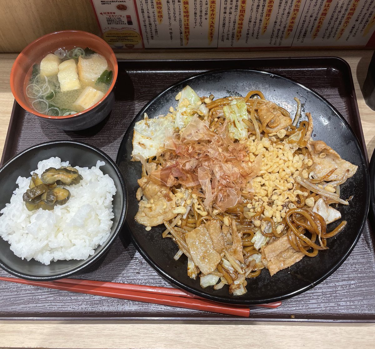 Legosw's tweet image. 頂上

目玉焼き焼きそば

生麺&amp;amp;太麺の関西ソース焼きそば
ご飯、味噌汁付き

太麺に濃厚なソースで、ご飯が美味しい