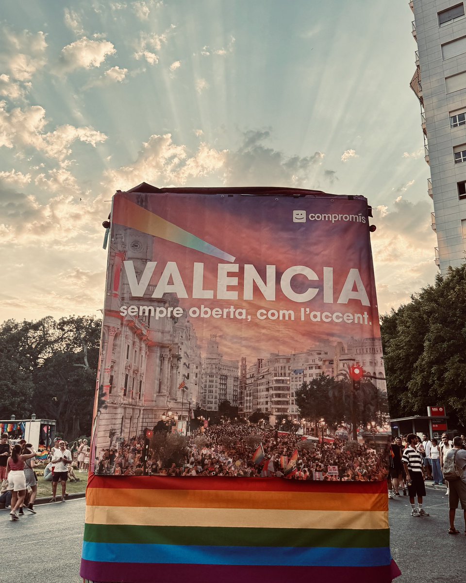 Hui és l’accent, demà serà el teu nom, la teua escola, la teua llengua sencera. No és només una vocal: és un símbol de vida, de cultura i de dignitat.

A València no hi ha espai per a qui odia, per a qui reprimeix, per a qui vol un poble callat i submís.

Ells tanquen; nosaltres