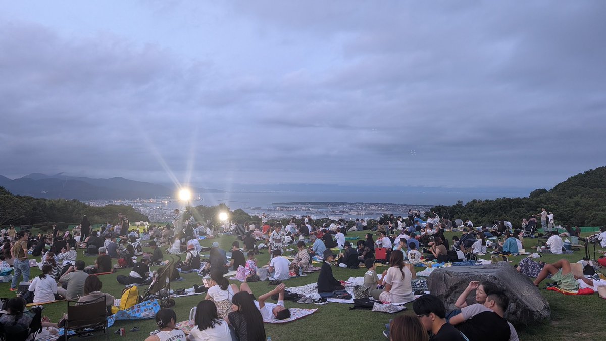 明日からTECH BEAT Shizuokaということで、前日入りして会場下見してきました！がんばるぞ！

そして、今日は日本平まつりという大きな花火大会があるようで、最寄りの東静岡駅からシャトルバスが出ていたので、その場のノリで花火を観に来ました🎆
山の上から見る夜景がすでにきれい🥰
