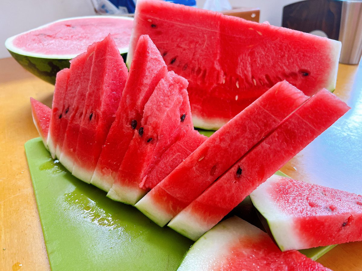 Ren_Official's tweet image. 昨日まで実家帰ってて、めちゃデカいスイカで夏感じた🍉