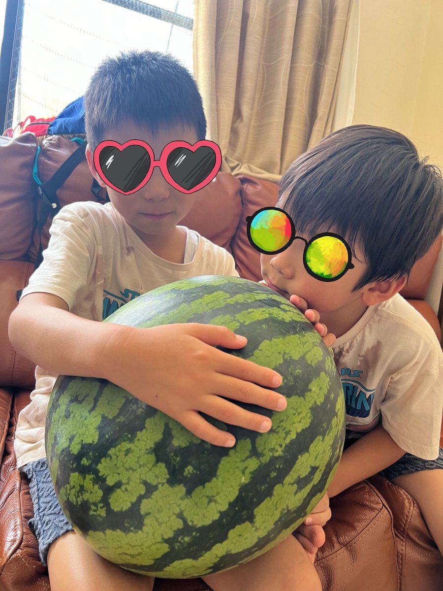 Ren_Official's tweet image. 昨日まで実家帰ってて、めちゃデカいスイカで夏感じた🍉