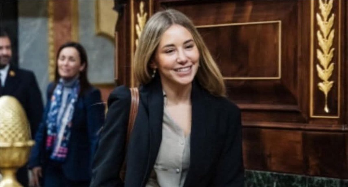Alexmartinjim's tweet photo. 😱Cristina Cifuentes falsificando un máster. 

🫣Díaz Ayuso ocultando su expediente académico.

🥶Noelia Núñez inventándose carreras y universidades.

Luego dicen que son los más preparados 😏 https://t.co/mV5LMdyetc