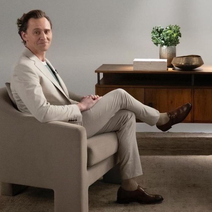 havanesemom13's tweet image. Tom Hiddleston matching his actors on actors chair