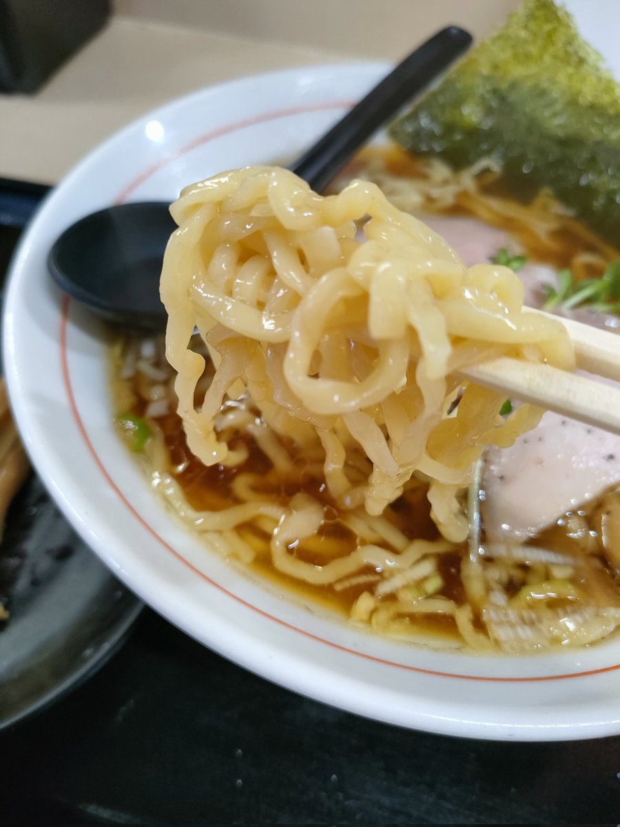ageobau's tweet photo. ＃埼玉ラーメン道場
＃日本ラーメン道場
＃ラーメン
＃埼玉
＃与野本町
＃いしま
与野本町の手もみラーメンいしまで中華そば８８０円。鶏ベースのスープ、かつお節煮干の風味。もちもちの中太麺は手もみにより縮れが強い。正統進化の中華そばと言える。 https://t.co/QgQYw3yYUE