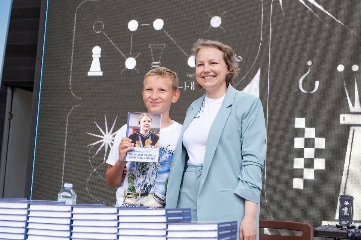 PHChess's tweet image. Karjakin just posted pictures celebrating International Chess Day together with Gunina in Moscow 🇷🇺
How can @FIDE_chess seriously argue that Gunina is a "neutral" athlethe?