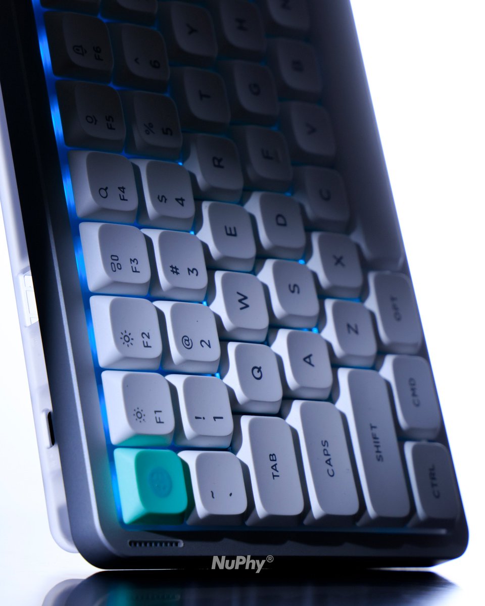 nuphystudio's tweet image. Air75 V3 | Clean lines. Cold light. Pure focus.
Built to perform.
Designed to disappear into your workflow —
until it’s time to shine.
#nuphy #nuphyair75v3 #keyboard #industrialdesign #mechanicalkeyboard #customkeyboard #applesetup