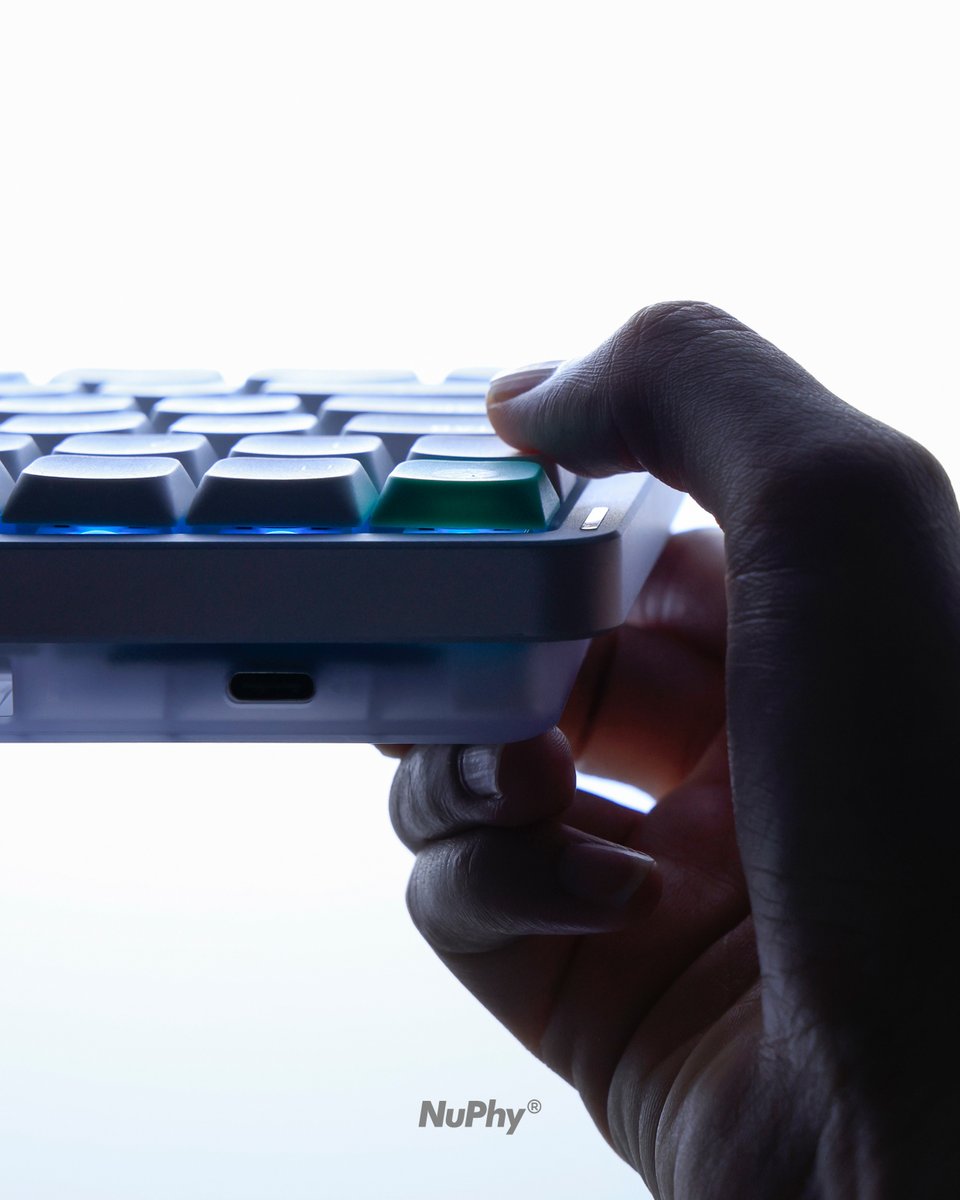 nuphystudio's tweet image. Air75 V3 | Clean lines. Cold light. Pure focus.
Built to perform.
Designed to disappear into your workflow —
until it’s time to shine.
#nuphy #nuphyair75v3 #keyboard #industrialdesign #mechanicalkeyboard #customkeyboard #applesetup