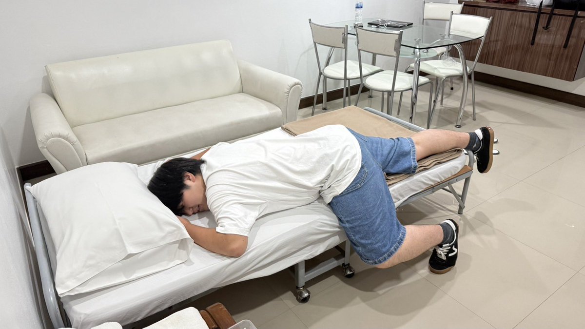 285taina's tweet image. 今日からバンコクのアパートで数日過ごします!
めっちゃ広いんだけど、病院みたいなベットがあってここで寝るらしい、、
ソファーの前にベットって配置謎でしょ笑