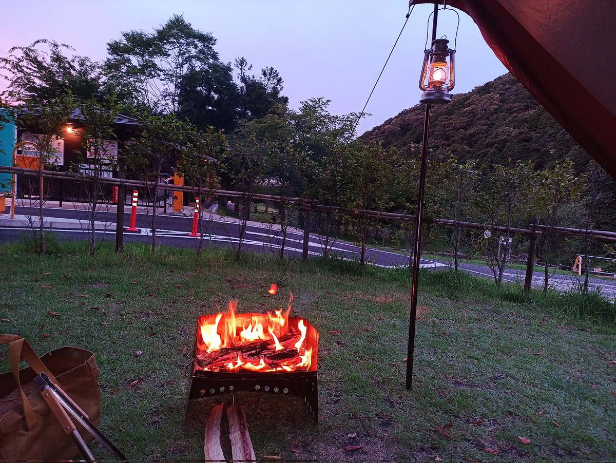 itknoutdoor's tweet photo. キャンプではどんなに暑くても焚き火をしたい

#キャンプ
#焚き火 https://t.co/Jszk37RZVM