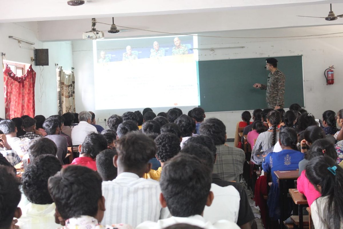 dprohyd's tweet image. #OperationSindoor | “When Valour Speaks, a Nation Listens”

In a spirited outreach, #AROSecunderabad connected with 430+ students &amp;amp; staff at Govt Jr College, #Rangareddy, Telangana.

Tales of courage, precision &amp;amp; unity in India’s fight against terror were shared, urging youth to…