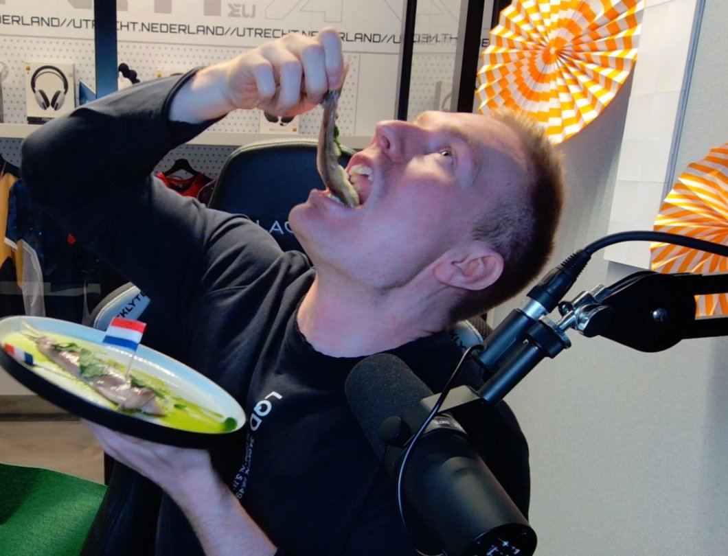 MedicCasts's tweet image. Family: Why do you watch that @BroxahLoL guy all day?
Me: Reasons...