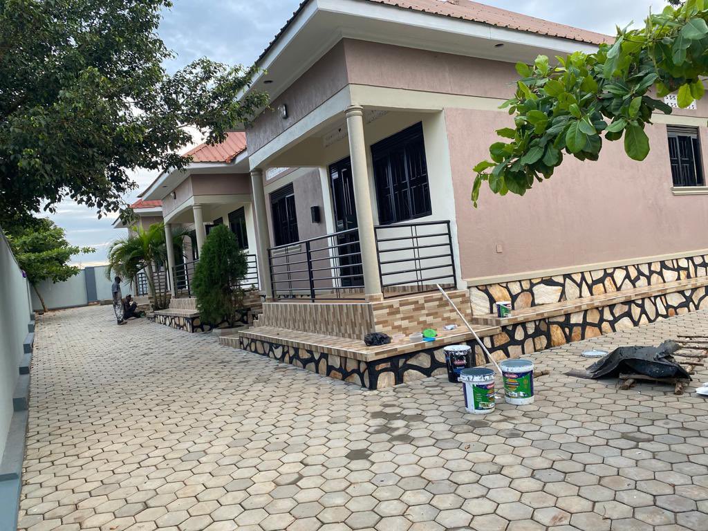 Trissy001's tweet image. Hey twitter!!!!
Property on sale.
Location :bukelele
Plot size :60ft ×100ft
Units :3 each 2 bedroomed |1 bathroom
Monthly income 1.5million
Purchase price is 240m but negotiable
Private mailo land title available.
Serious buyers, please dm for more details.