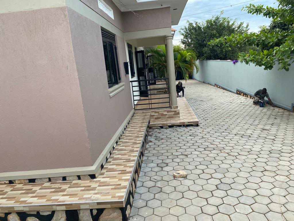Trissy001's tweet image. Hey twitter!!!!
Property on sale.
Location :bukelele
Plot size :60ft ×100ft
Units :3 each 2 bedroomed |1 bathroom
Monthly income 1.5million
Purchase price is 240m but negotiable
Private mailo land title available.
Serious buyers, please dm for more details.