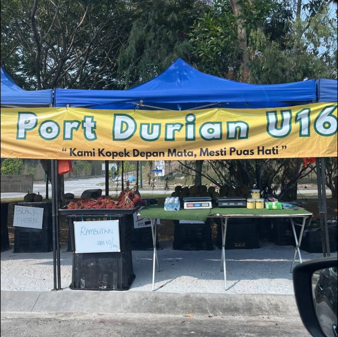 Aku suka tengok banner yang "hidup" macam ni.

"Kita boleh jual benda yang sama,
Tapi cerita yang kita sampaikan itu perlu beza."