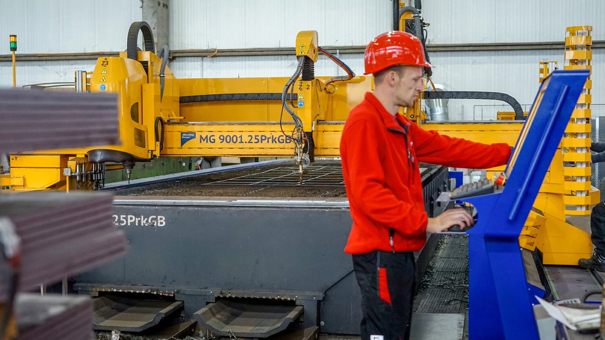 Seit 2023 setzt #HandelshofBitterfeld auf unsere Plasma-Autogenkombi MG. Anita Möbius lobt: "Support &amp; Service sind top! Würden wieder #MicroStep wählen!"
Highlights: 3D-Plasmaschneiden, Bohrspindel, höchste Präzision.
🔗 Mehr: microstep.com/de/Media/News/…