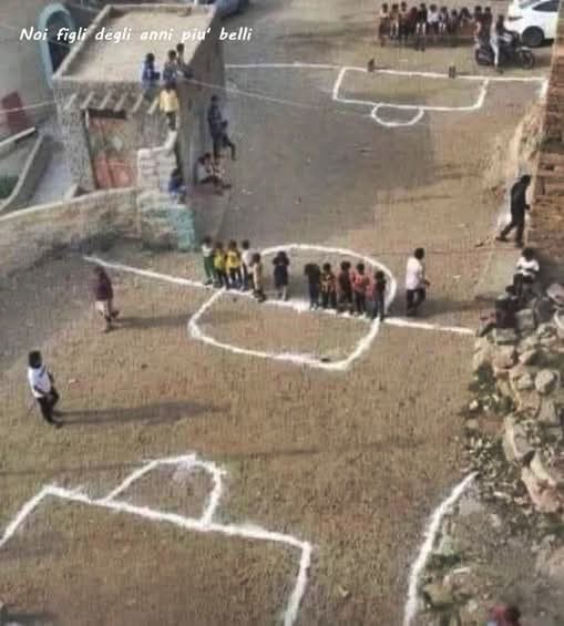 CLAUDIODD5's tweet image. Il più scarso portava il pallone, altrimenti non giocava.
Il ciccione andava in porta, e il più furbo stava davanti alla porta, che tanto il fuorigioco non c'era.
Chi la tirava fuori andava a prenderla e se c'era da saltare qualche muro ci si arrangiava.
I due più forti…