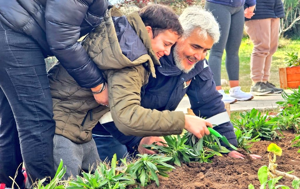 Val_Fabian's tweet photo. 🌿✨Una hermosa Jornada de trabajo en #Apadea.

🧹 Limpieza, relleno y 🌱 trasplante en un cantero de 10x2 junto a equipo y los chicos del Centro.
🌼 Trasplantamos aromáticas y ornamentales (ambas especies de produccion propia del equipo de #HuertasDeLaCiudad🌱 del @MunicipioBahia) para transformar el espacio con verde🌿, color y vida.

💪 Gracias a quienes se suman con compromiso y corazón.
♻️ Sustentabilidad, 🤝 inclusión y trabajo compartido, y el compromiso firme de volver siempre, como nos pide @fsusbielles, para seguir haciendo, construyendo y trabajando juntos.

#EnEquipo🙌
#LaGestionCerca💫