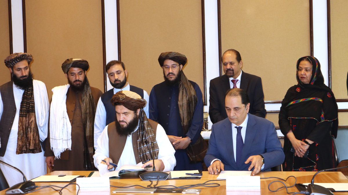 MahazOfficial1's tweet image. Alert: Pakistan and Afghanistan have signed a Preferential Trade Agreement (PTA) in Islamabad, which will reduce the preferential tax rate from 60% to 28% on select export items between the two countries starting August. The agreement covers Afghan exports to Pakistan, including.…