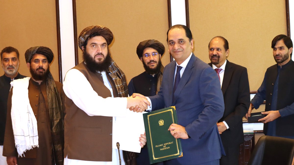 MahazOfficial1's tweet image. Alert: Pakistan and Afghanistan have signed a Preferential Trade Agreement (PTA) in Islamabad, which will reduce the preferential tax rate from 60% to 28% on select export items between the two countries starting August. The agreement covers Afghan exports to Pakistan, including.…