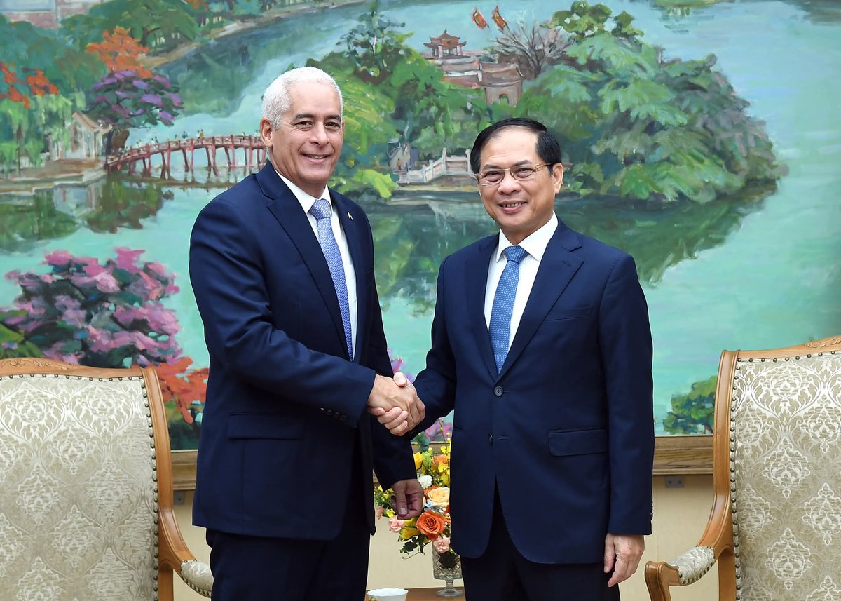 Viceprimer ministro y ministro de Relaciones Exteriores de #Vietnam, <a href="/FMBuiThanhSon/">Bui Thanh Son</a>, recibió al viceministro primero de Relaciones Exteriores de Cuba, Gerardo Peñalver Portal, con motivo de su visita oficial a Hanoi para la VIII Sesión de Consultas Políticas Intercancillerías.