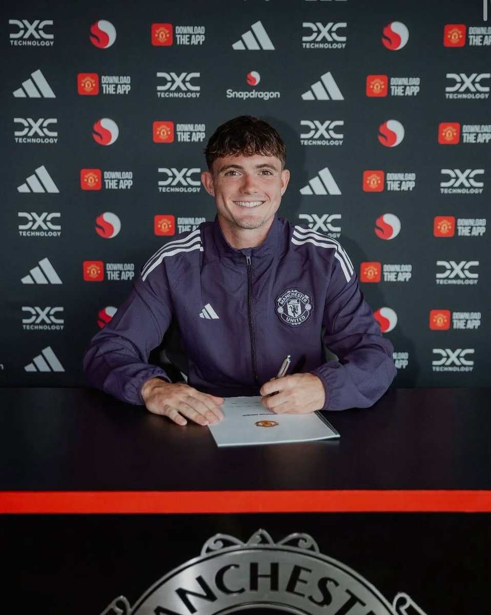 AcademyScoop's tweet image. James Overy has signed his first professional contract for Manchester United.
The right back struggled with injuries last season but impressed after returning to action late in the campaign.
Really excited to watch him in the coming months.