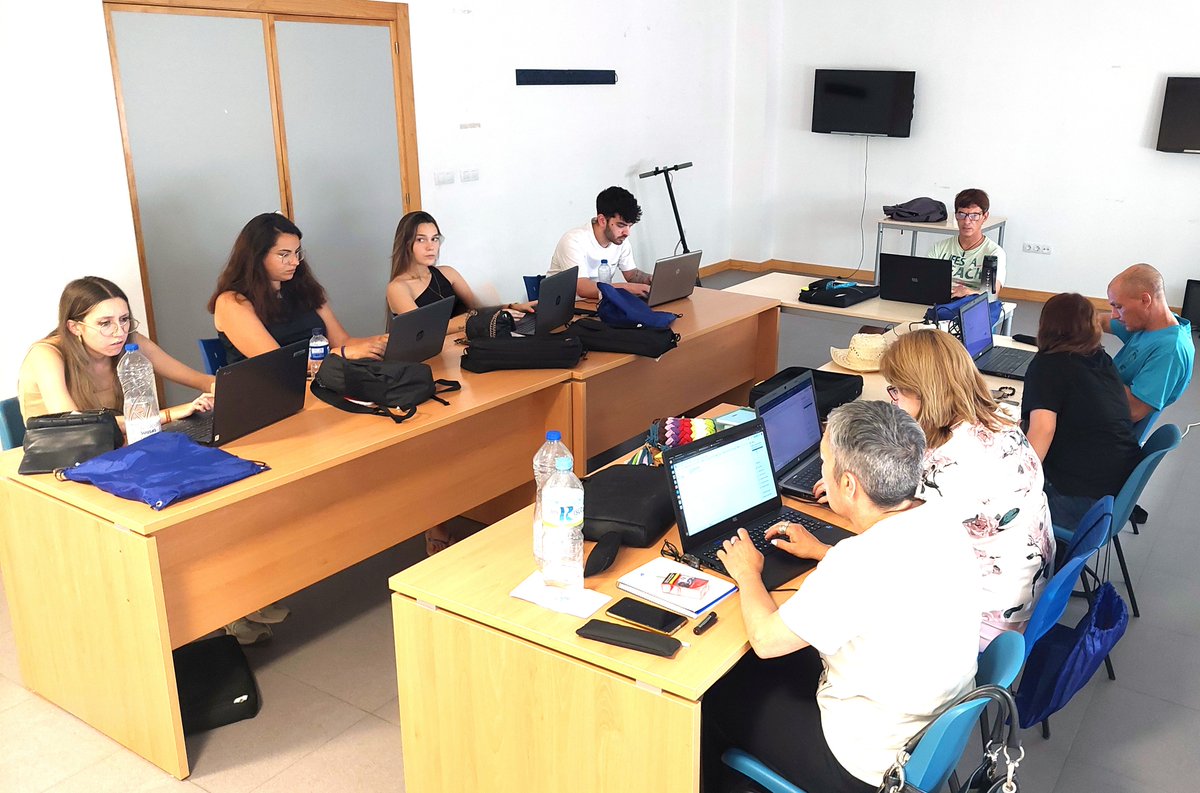 EsDigitalex's tweet photo. 🔴Espacios Digitalex refuerza la inserción laboral de 30 personas a través de la capacitación digital en Valdefuentes, Carmonita y Cordobilla de Lácara.

Participan en el Programa Colaborativo Rural Ateneo, promovido por el Sexpe.

👉 Lee la noticia aquí:
https://t.co/YuJTeTgjyN https://t.co/ENbDKPFpej