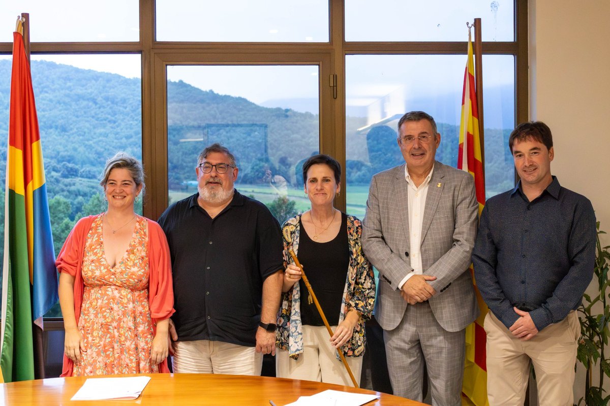 DiputacioGirona's tweet image. 📍El president de la #DdGi, Miquel Noguer, i la vicepresidenta 3a, Maria Puig, assisteixen al Ple en què es formalitza el relleu a l'alcaldia de la #ValldeBas.
✅Magda Roca s'ha convertit en la primera alcaldessa del municipi. Substitueix Lluís Amat, alcalde els últims deu anys…