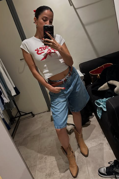 ✨ boots are all I need  ✨
#mirrorselfies #leatheroutfit #dressingroom