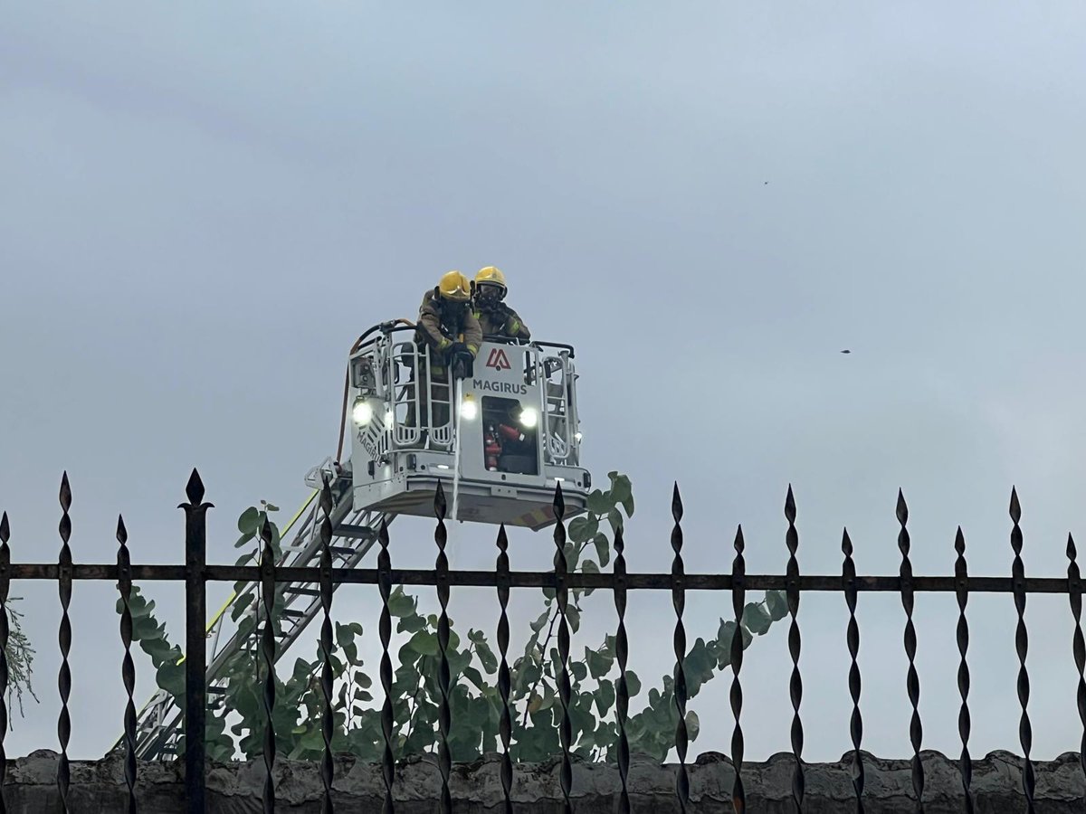 Així ha quedat el garatge de Casa Padró, conegut també com Cal Queixalista, al C/Afores. S'ha cremat tot el material que hi havia: un cotxe i material del Corpus i de Nadal. No hi ha hagut víctimes mortals. 

📸 Exclusives del #totripolletaldia #periodismelocal #Ripollet #incendi