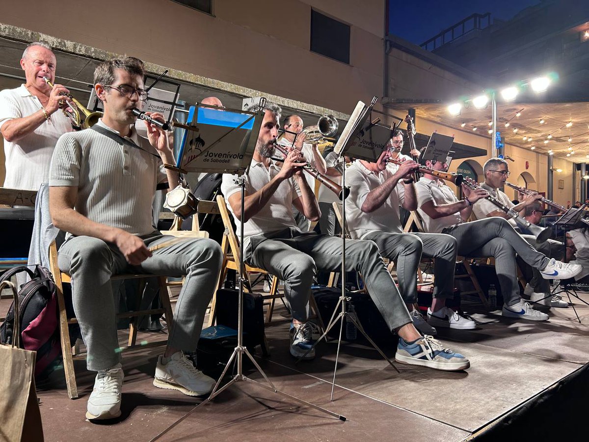 🔴 SARDANES A LA FRESCA

Aquest dilluns la plaça de la #Sardana #Olesa es va omplir de nou amb la cobla Jovenívola de Sabadell. Un cicle organitzat per <a href="/acf_olesa/">ACF Olesa Sardanista</a>.

El 28 de juliol serà el torn de la cobla Sant Jordi - Ciutat de Barcelona.