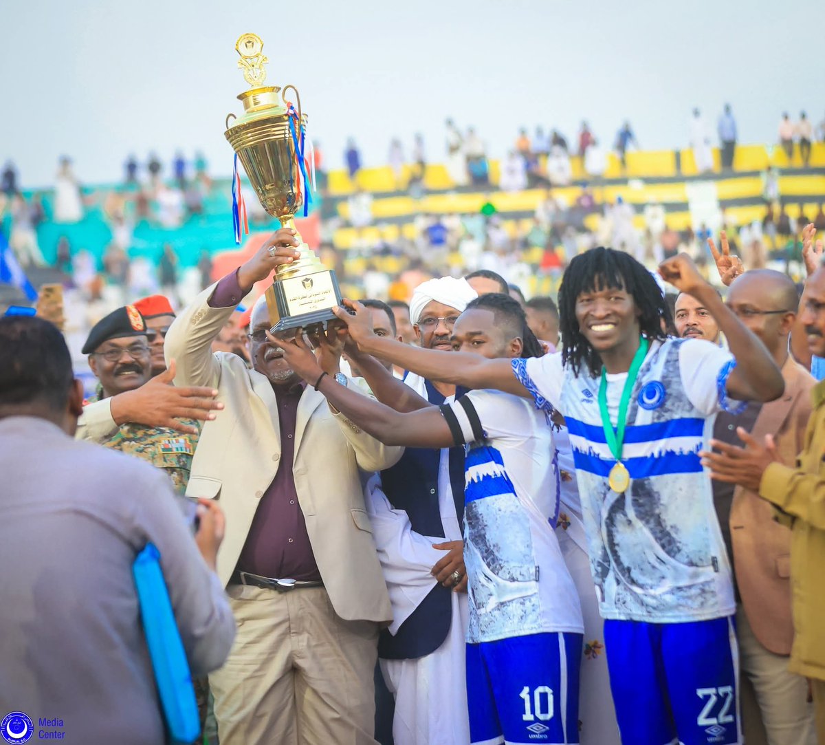 SweeperPod's tweet image. 🇸🇩 Al Hilal have managed the very rare feat of winning the league title in two different countries in the same season.
The Omdurman club claimed the Sudan Elite League title having also won Mauritania's Super D1 league, but this only counted as an honorary title.