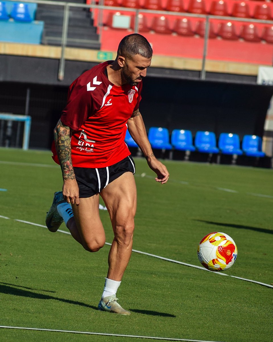CD_Eldense's tweet image. 🏋🏻‍♂️⚽️ Día 2✌🏻🏟️

#EldaLateEnAzulYGrana #AupaDeportivo