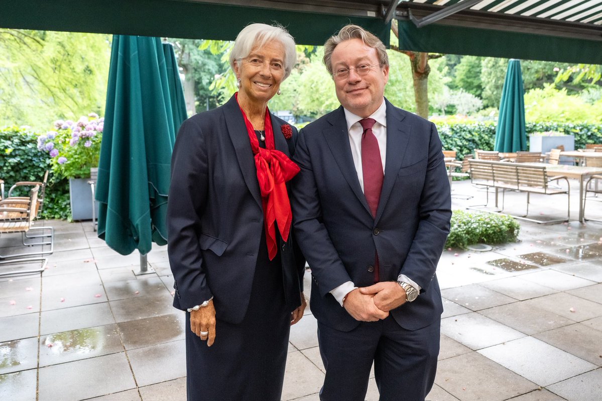 Lagarde's tweet image. 🇳🇱🇪🇺 Delighted to welcome Olaf Sleijpen to his first Governing Council monetary policy meeting in his new role as President of De Nederlandsche Bank.
Welkom, Olaf! I look forward to working together.