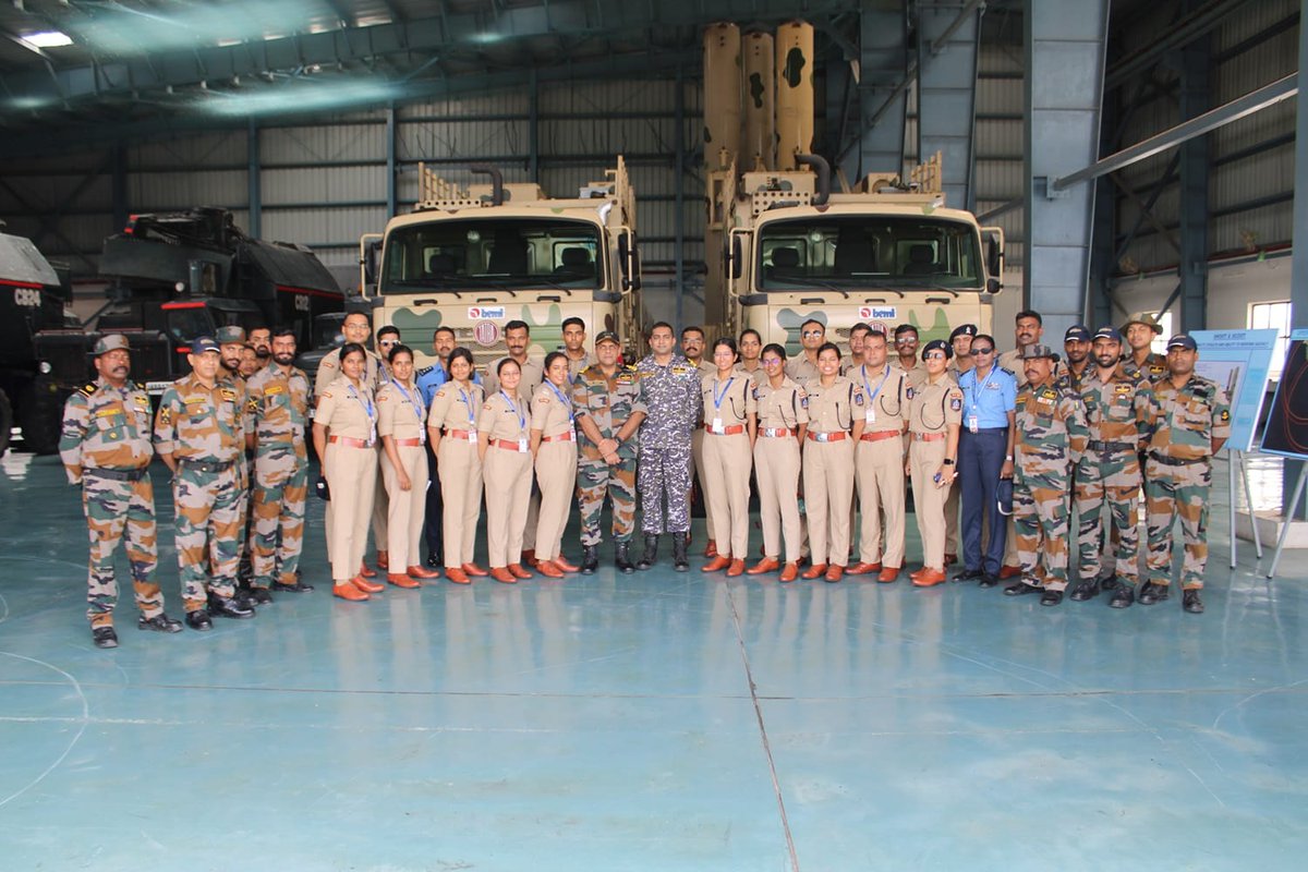 VivekSi85847001's tweet image. Brahmos launcher along with INS Trata Mobile missile coastal battery of Indian Navy.
Next Gen Long range Brahmos battery will replace these Soviet Trata.
