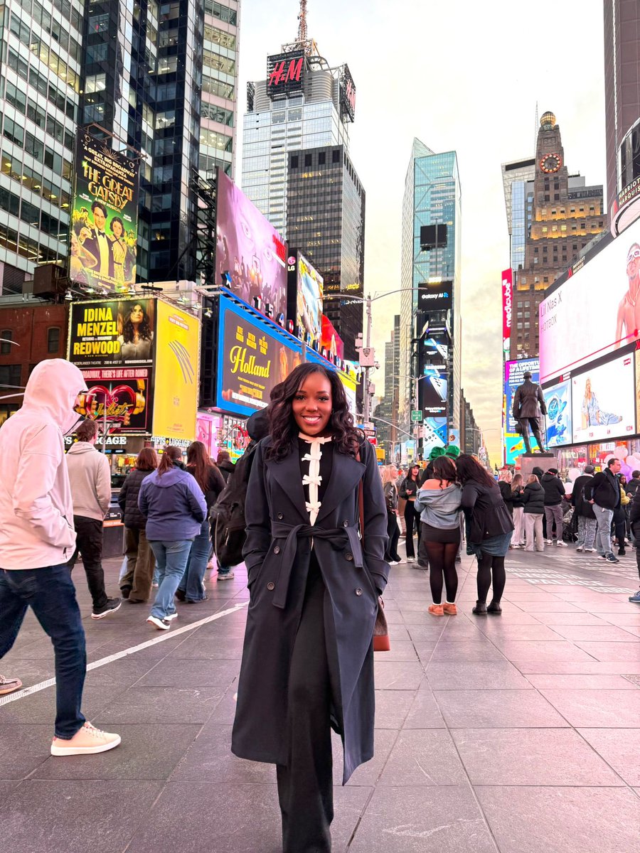 cibalanky's tweet image. Ibalanky a dit : Chère Cynthia Katanga,

Hier encore, tu étais cette étudiante brillante aux États-Unis, puis cette jeune professionnelle qui s’imposait avec rigueur dans une grande banque américaine.

Aujourd’hui, tu es devenue une femme affirmée. Une voix. Une présence. Une…