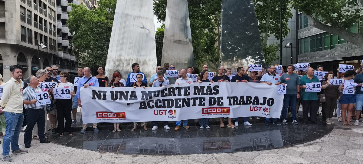 ⚫️Apenas dos días después de la última concentración, volvemos al mismo lugar, para lamentar otro accidente laboral mortal 

De nuevo en una empresa pequeña, del sector agrario. 

La siniestralidad laboral se ha llevado en 2025 1⃣9⃣ vidas en Aragón y 2⃣7⃣8⃣en España