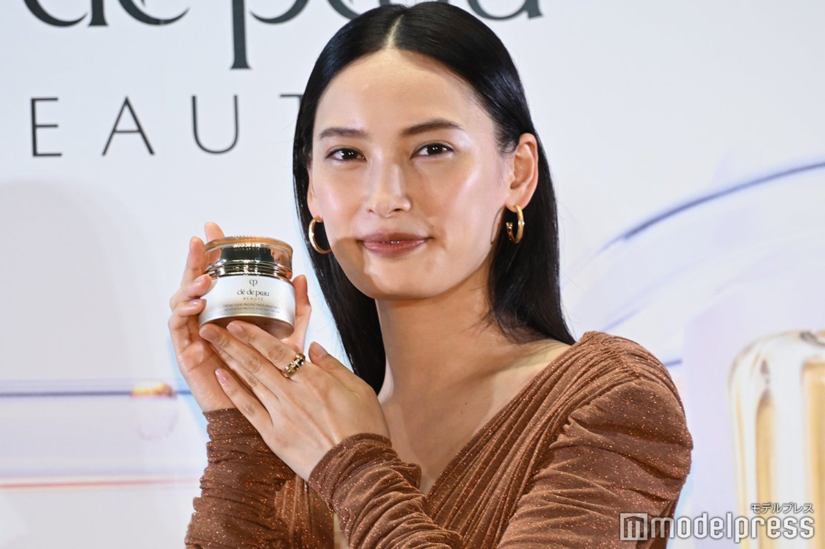 modelpress's tweet image. 大政絢、胸元ざっくりブラウンドレス姿
スキンケアのこだわり告白
「輝きを保てるように」✨️
🔻写真・記事詳細はこちら
mdpr.jp/news/4613296
#大政絢