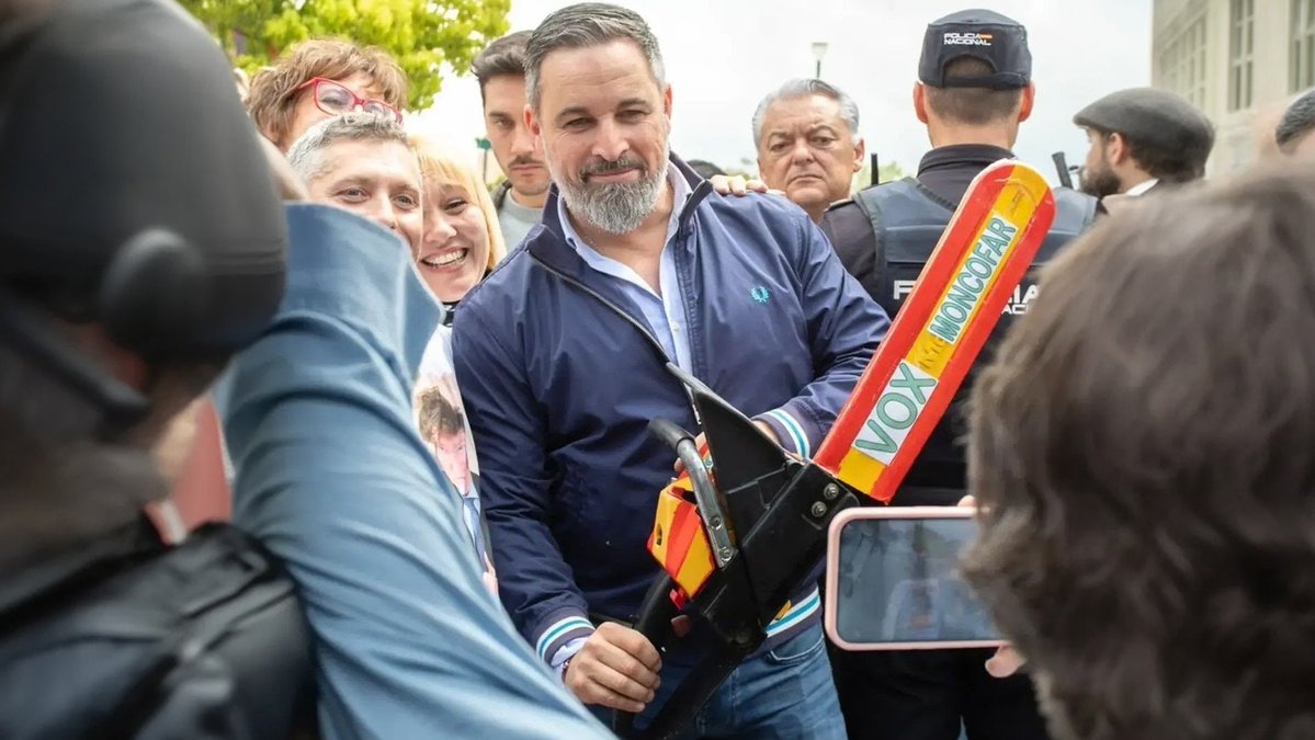 BenderOfuscado's tweet image. Hacer el canelo con una motosierra de mentira es lo más cerca que Santiago Abascal ha estado de currar en su vida.