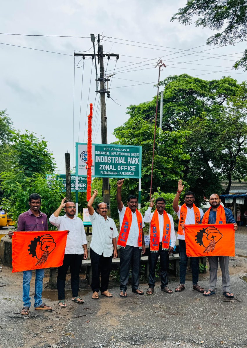 కార్మిక సోదర సోదరీమణులకు,  భారతీయ మజ్దూర్ సంఘ్ (BMS) 71 వ ఆవిర్భావ దినోత్సవ శుభాకాంక్షలు🪷 

ఆరోగ్యమే మహాభాగ్యము సదా మీ సేవలో.....
మీ ఆరోగ్య ఐశ్వర్యాభిలాషి 🤝
నోముల ప్రసాద్ 
భారతీయ మజ్దూర్ సంఘ్ కరినగర జిల్లా ఉపాధ్యక్షులు