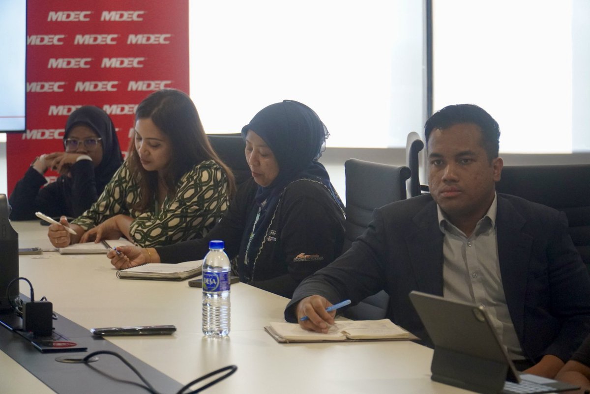 PERBINCANGAN STRATEGIK JTDC – INDUSTRY WORKING GROUP: MEMPERKASA BAKAT INDUSTRI LOGISTIK &amp; MARITIM JOHOR

Saya telah menghadiri sesi perbincangan bersama Johor Talent Development Council (JTDC) – Industry Working Group yang melibatkan wakil-wakil industri logistic seperti Port of