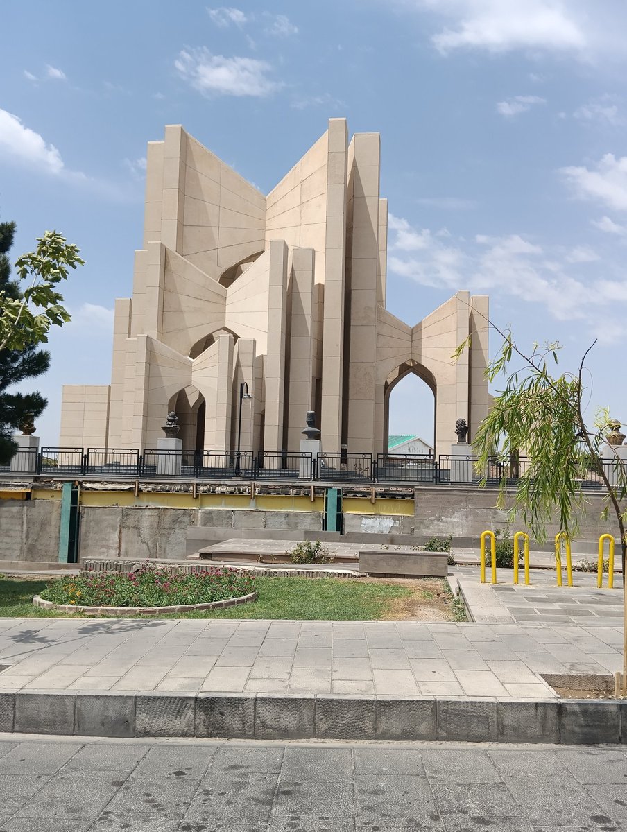 baransarmadi's tweet image. بخاطر گرمای هوا از خونه زدیم بیرون و سفر یکروزه
که البته همه جا تعطیل شد و اینجا هم باید منزل بسر ببریم😶