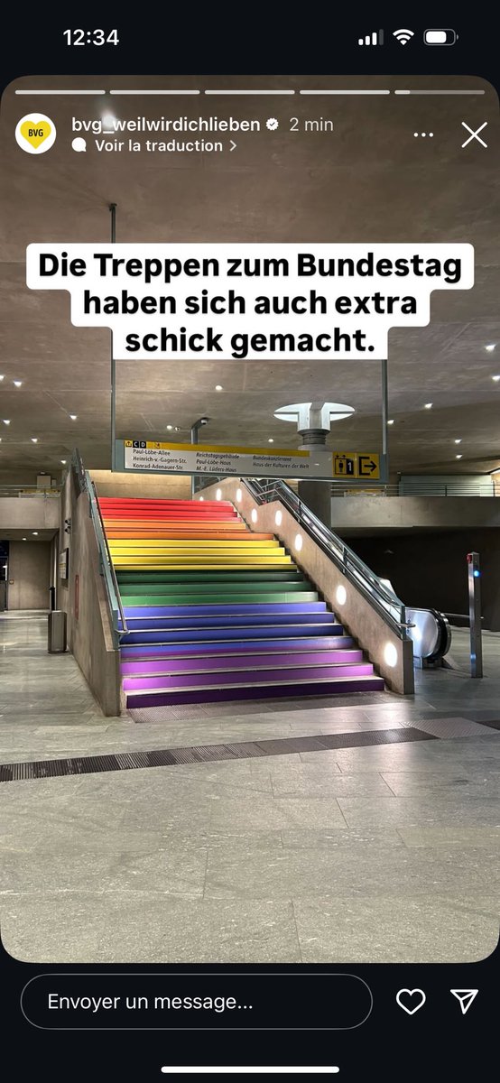 La BVG (société de transport de Berlin) a mis des drapeaux arc en ciel un peux partout à la station Bundestag car cette année celui ci n’abordera pas le drapeau suite à l’interdiction par la nouvelle présidente du Bundestag (équivalent de l’assemblée nationale) 🚇🌈