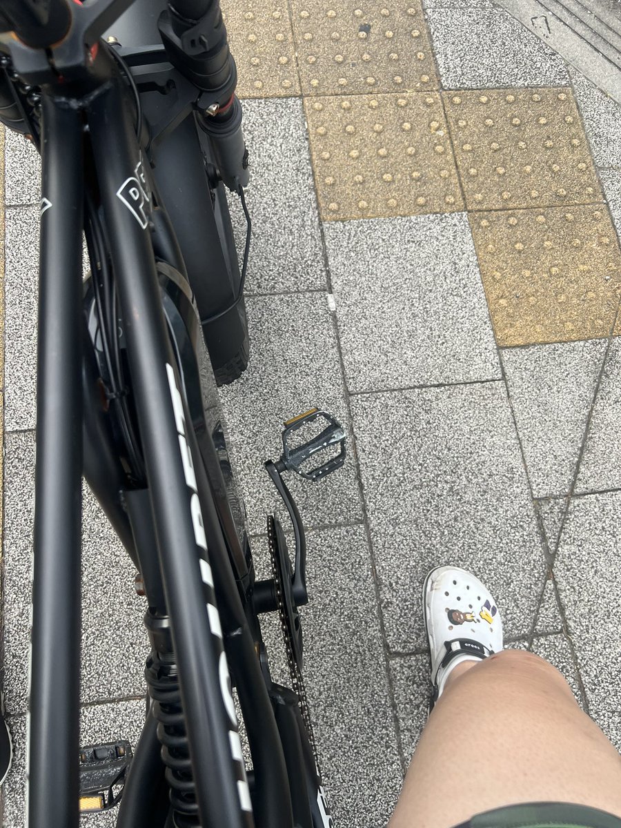 単独でガードレールにぶち込んで今これ
右足痛い😣