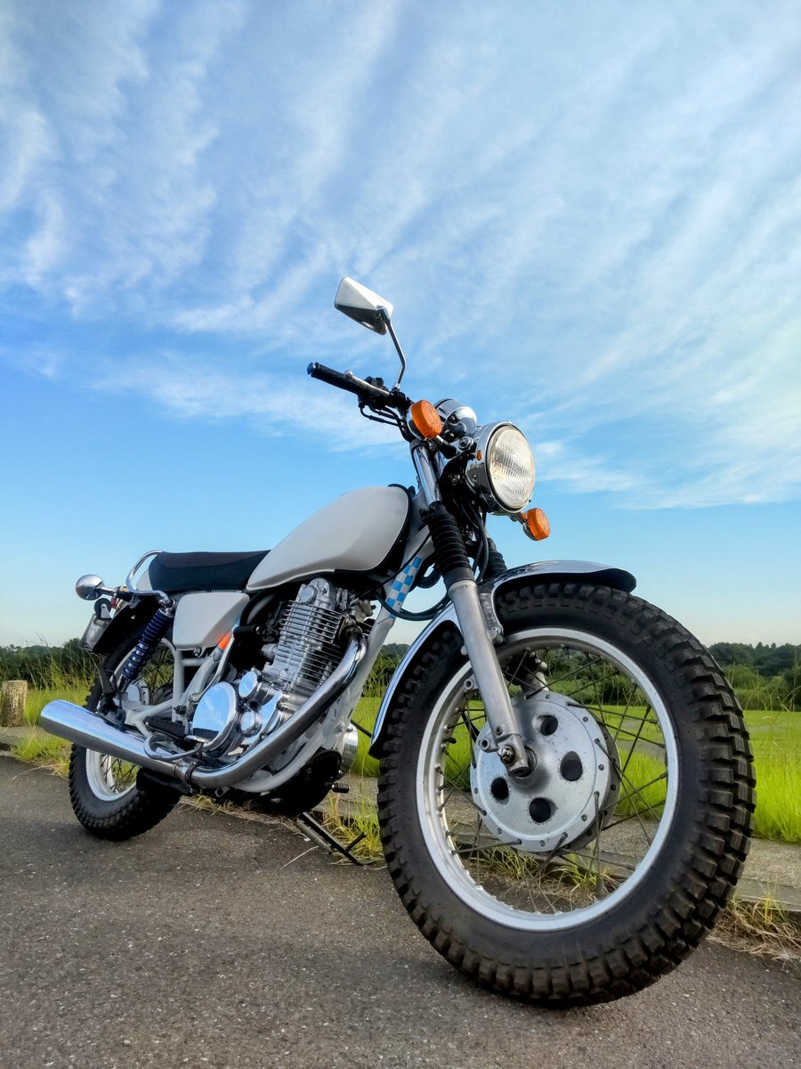 このタイヤは太過ぎてハンドリング悪く乗りづらいな😅
車検整備でお預かりのYAMAHA【SR400】
スピードメーターが交換されてて走行距離が少なくなり
検査ラインや書類受け取る時にいちいち聞かれました。
前回の新規検査からほとんど乗ってないので今回は点検調整とオイル交換のみ🔧
#取手市 #バイク
