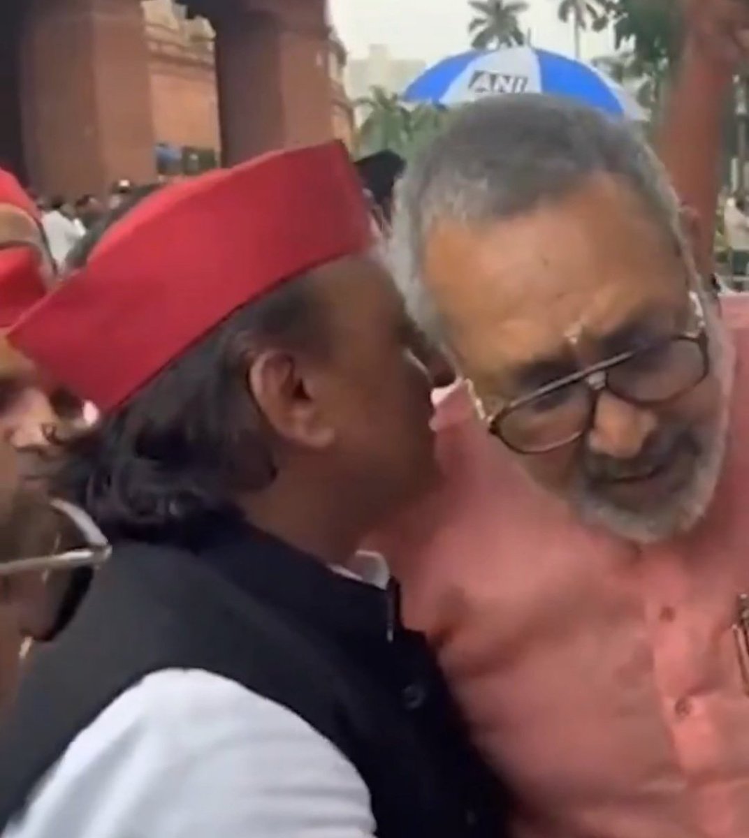 हमेशा सुर्खियों में रहने वाले दिग्गज कर्मठी मंत्री गिरिराज सिंह आज संसद भवन के बाहर अखिलेश यादव के खिलाफ मीडिया को बयान दे रहे थे,तभी वहाँ UP के पूर्व मुख्यमंत्री <a href="/yadavakhilesh/">Akhilesh Yadav</a> भी पहुंचे गए,
और अखिलेश यादव ने उनके कान में धीरे से क्या कहा,
होगा? कमेंट में बताएं।