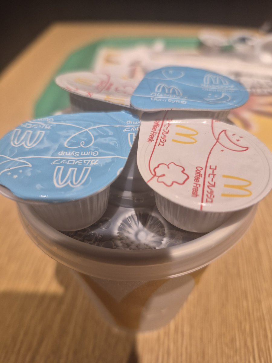 kenpi208's tweet image. #マクド #アイスコーヒー
夜の散歩中にマクドでアイスコーヒーなうなケンピ氏🍔🍟